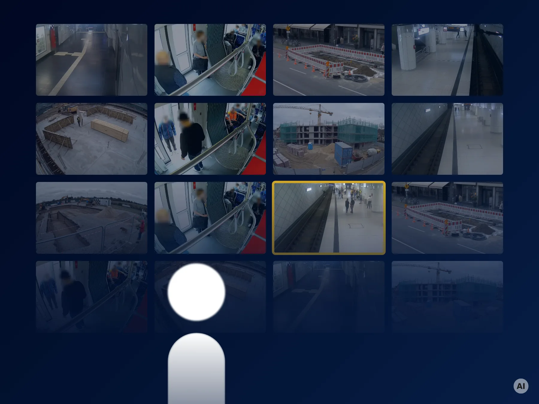 Standbild zum Galvorn-Demovideo: eine Wand aus sechzehn Kamerabildern von Bahnsteigen, aus Fahrzeugen und von Baustellen, eines davon gelb markiert, davor eine Person als Piktogramm (Baustellenbilder KI-generiert)